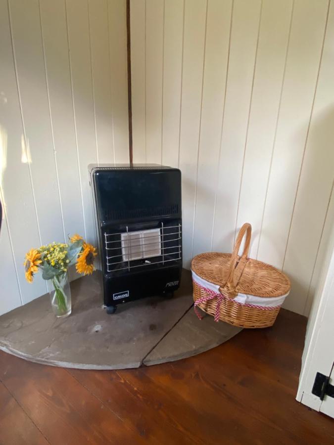 The Shepherd'S Hut - Wild Escapes Wrenbury Off Grid Glamping - Ages 12 And Over Baddiley المظهر الخارجي الصورة