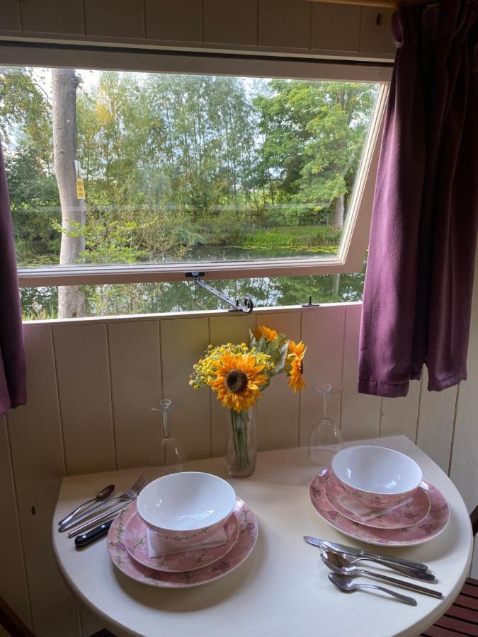 The Shepherd'S Hut - Wild Escapes Wrenbury Off Grid Glamping - Ages 12 And Over Baddiley المظهر الخارجي الصورة