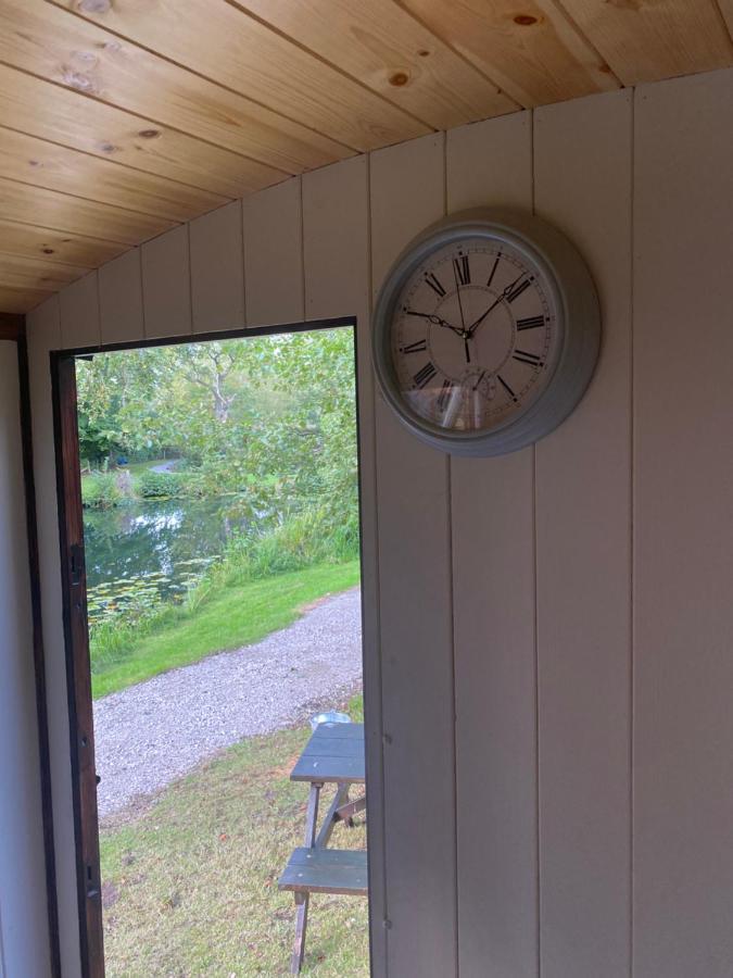 The Shepherd'S Hut - Wild Escapes Wrenbury Off Grid Glamping - Ages 12 And Over Baddiley المظهر الخارجي الصورة